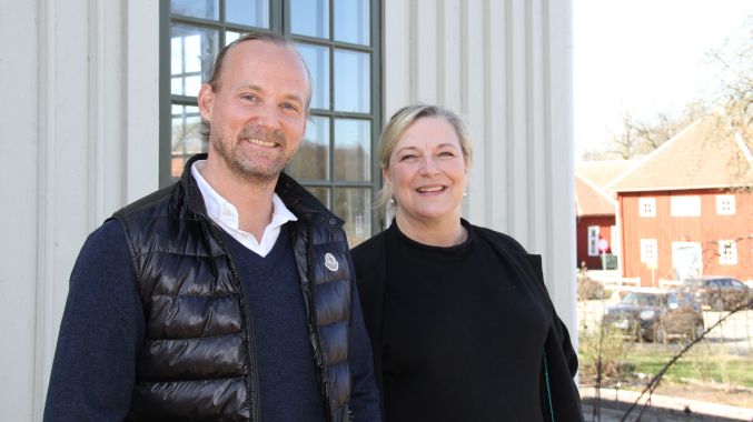 Jesper Kårlen från Karwine and Lucas AB med Martina Johansson, Härryda kommun, vid kaféet på Råda säteri.