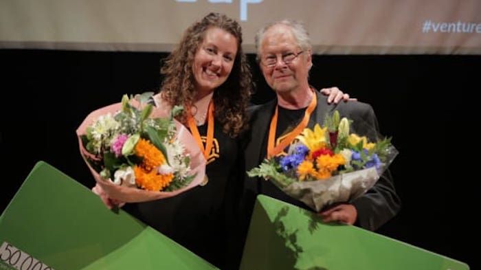 Emmy Sundström och Björn Lagerman på prisutdelningen i Venture Cup Östs regionfinal. Foto: Victor Ackerheim