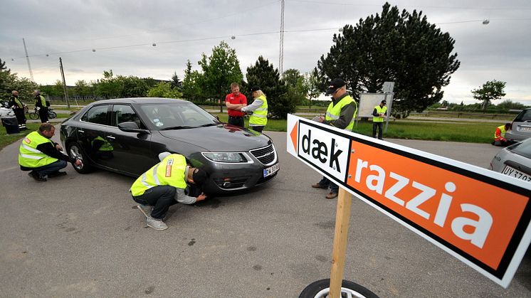 Bilisterne fik gratis tjekket dækmønster og lufttryk og fik gode råd om dæk med hjem under Danmarks første Dækrazzia.