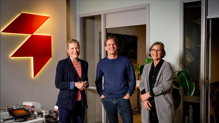 Anne Dingstad, CEO i Saga Robotics er strålende fornøyd med sine nye kontorer. Her med arkitekt Herman Hagelsteen og interiørarkitekt Martha Langset fra Nielstorp+ arkitekter