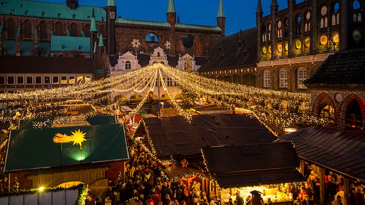 Lübeck: old town of the Hanseatic city, Christmas market at the town hall © LTM / Olaf Malzahn