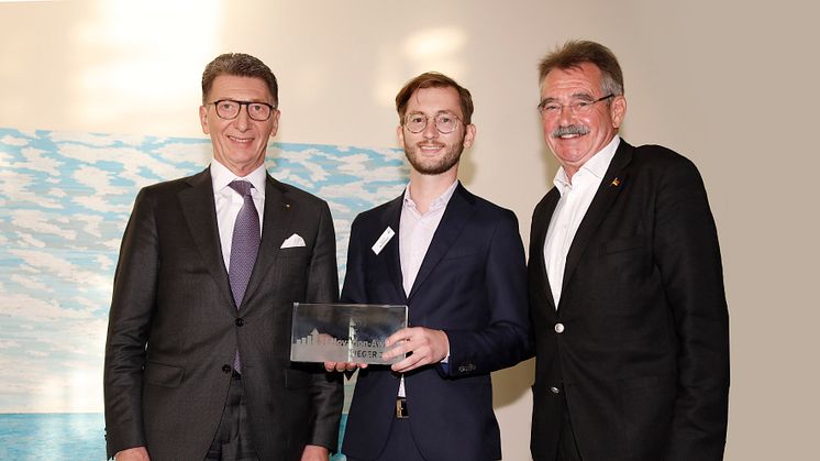 SENovation Award 2021: Moritz Schöllau (m.), myReha, nahm den Preis für das beste Startuo entgegen. Es gratulierten: Ulrich Leitermann (l.), Vorstandsvorsitzender SIGNAL IDUNA und Erhard Hackler, Vorstand Deutsche Seniorenliga. Foto: SIGNAL IDUNA