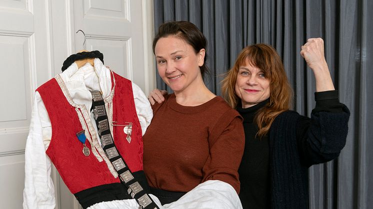 GERILJABUNAD PÅ MUSEUM: Anja Cecilie Solvik (t.v.) fra Bunadsgeriljaen overleverer selveste geriljalederbunaden til Anno Kvinnemuseet ved fagansvarlig Hilde Herming. Foto: Bård Løken/Anno