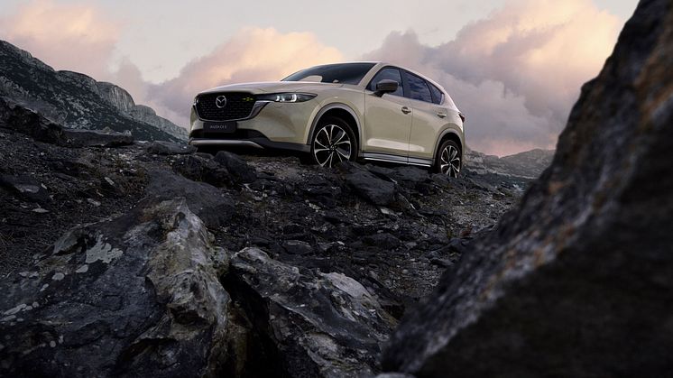 2022 CX-5 Newground i den nya färgen Zircon Sand