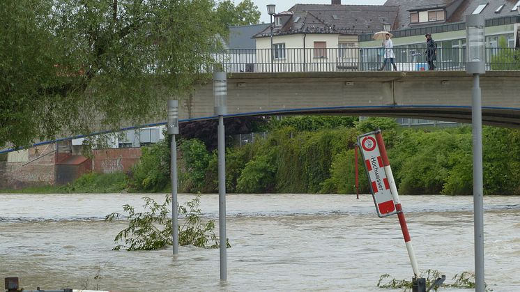 Wenn durch Tauwetter und Dauerregen Flüsse über die Ufer treten oder Gullis überlaufen, können nahegelegene Häuser Schaden nehmen - geschützt sind Bewohner mit dem Elementarschutz. 