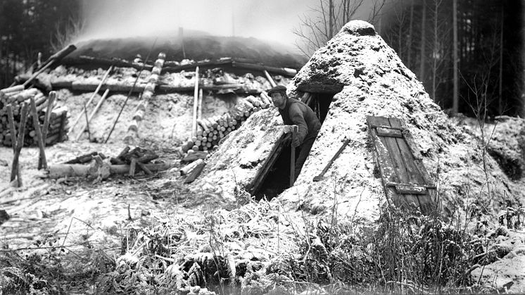Kolmilan har blivit en symbol för det hårda arbetet i skogen förr i tiden. Kolarmila och kolarkoja, Lindesberg, 1918. Foto: Samuel Lindskog, Örebro läns museum, Ingen upphovsrätt.