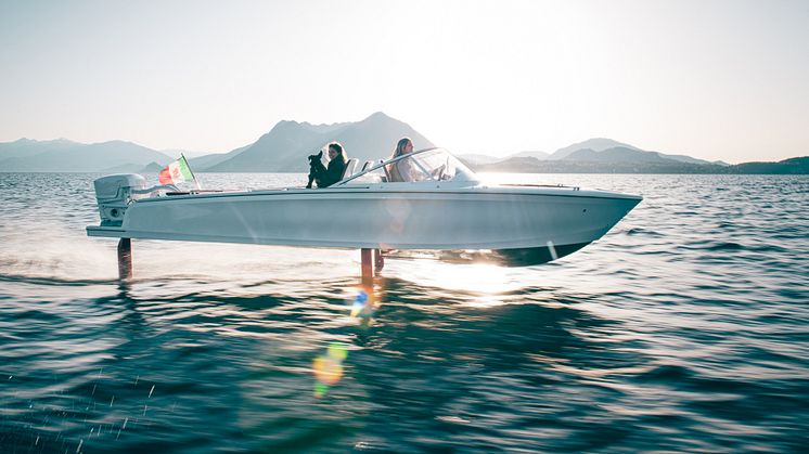 Candela C-7 is the first electric boat to offer a combination of long range and high speed, thanks to computer-controlled hydrofoils.