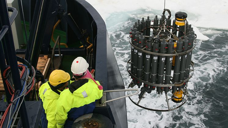 De första havsvattenproverna för SWERUS-C3 expedition kommer ombord Oden i Östsibiriska Arktiska Oceanen. Foto: Jorien Vonk