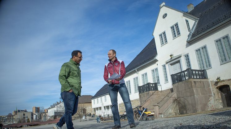 Byråd Omar Samy Gamal og Nils Bergan fra stolpejakten foran Oslo ladegård. Foto: Jørgen Rist Holmen, Kulturetaten.