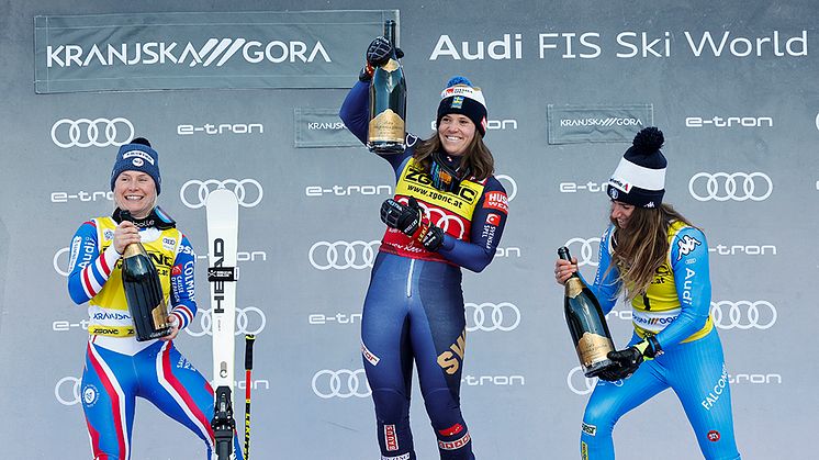 Sara Hector högst uppe på pallen i Kranjska Gora före Tessa Worley och Marta Bassino. Foto: Wolfgang Grebien, Gepa Pictures/Bildbyrån