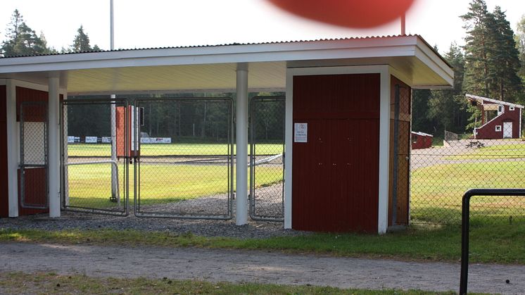 Omklädningsrum och duschar i idrottsanläggningen Norvalla har fortsättningsvis enbar öppet för personer födda 2005 och senare.