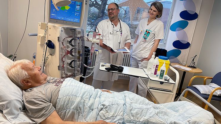 Ingvar som tränar på dialysmottagning hemdialys för att kunna göra sin behandling i hemmet, får råd av Matthias Hellberg och Sofie Thuresson.