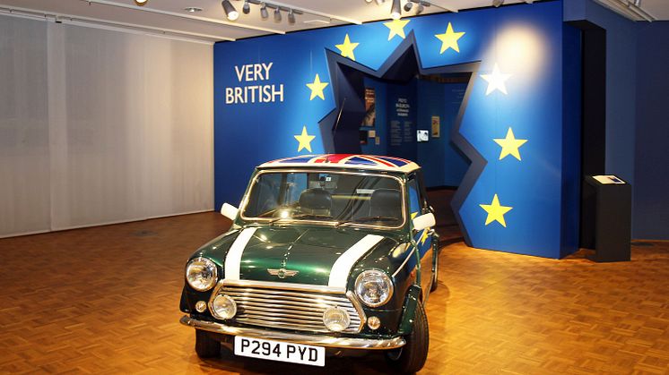 "Very British. Ein deutscher Blick" - Mini Cooper durchbricht "europäische" Wand - Foto: Emilia Caruso
