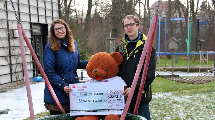 Gewandhauschor singt für Bärenherz: Dirigent Gregor Meyer übergibt Spendenscheck