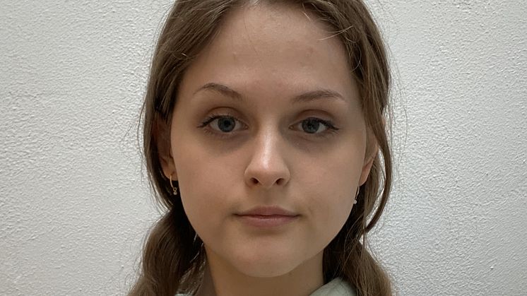 22-årige Cecilia S. Nielsen kæmper med ADD og autisme, og diagnoserne har gjort det svært for hende at komme ind på arbejdsmarkedet. Den anerkendte IPS-metode blev vendepunktet, og efter et succesfuldt praktikforløb er hun nu ansat i Halsnæs Kommune.