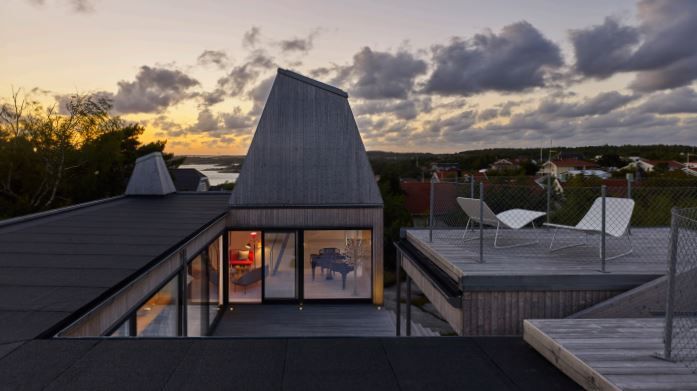 Boken om Villa Kristina handlar om planeringen och bygget av ett hus på en liten tomt på Näset i Göteborg. Med bokserien Wingårdhs villor har Gert och Karin Wingårdh skapat "kokböcker om byggande"..