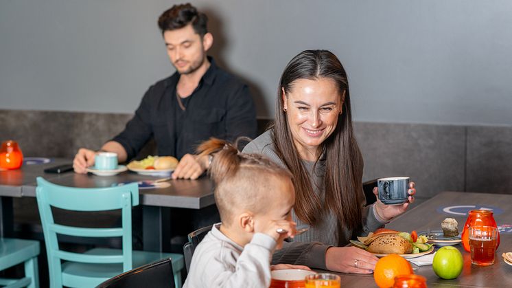 Familie spiser frokost hos a&o i Sydhavnen