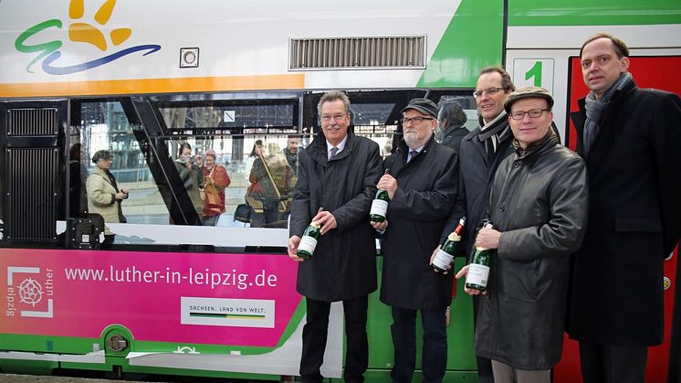 v.l.: Dietrich Hagemann, Hans-Christian Hagans, Volker Bremer, Oliver Mietzsch und Tobias Kobe vor der neuen Elster-Saale-Bahn