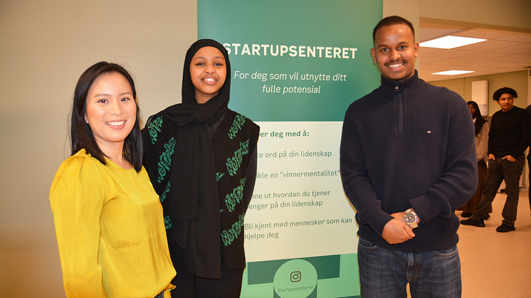 Prosjektleder for Startupsenteret, med Ilwaad (18) og Ridwan (18) som skal delta på Startup-programmet. 