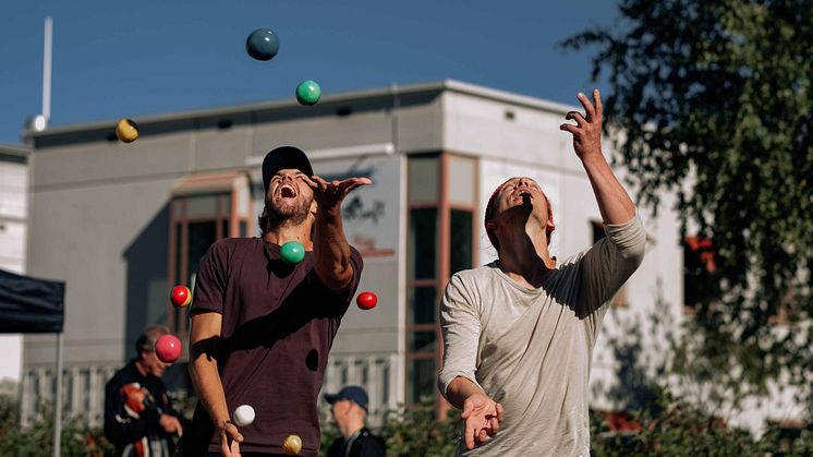 Campusparken fylldes av levande musik, aktivitet och studenter. 