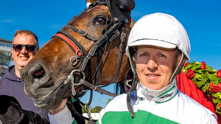 Mister F Daag, tränad av Paul Hagoort och körd av Robin Bakker, kommer till Hugo Åbergs Memorial. Foto: Burt Seeger.