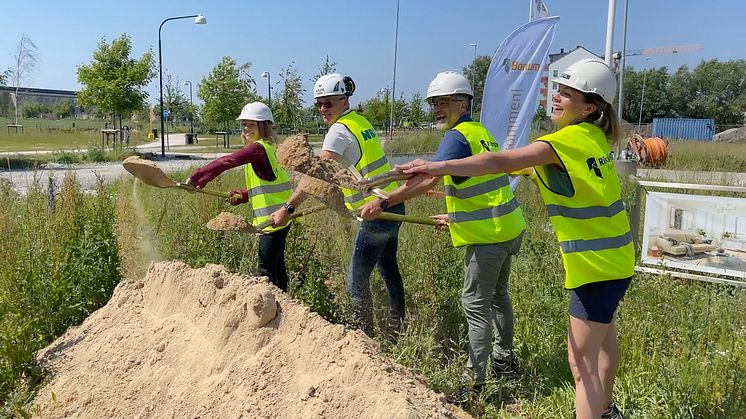 Med och tog det första spadtaget var fr v  Annika Reis, regional sälj- och marknadschef Riksbyggen, Ulf Persson, arbetschef NBI, Anders Jeppsson, marknadsområdeschef Riksbyggen och Charlotte Wibelius, projektledare Riksbyggen.