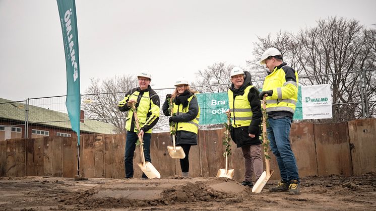 Första spadtaget av parkeringshuset i Sege Park, december 2020. MIchael Olsson VD, Maja Johansson, miljö- och klimatstrateg, Jonas Lloyd från Lloyds Arkitektkontor samt Peter Plaschke, byggprojektledare