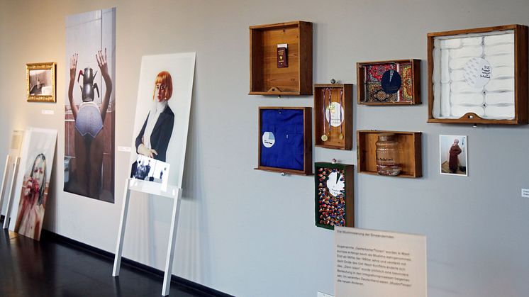 Ausstellungsexponate in der Ausstellung "Re:Orient - Die Erfindung des muslimischen Anderen"