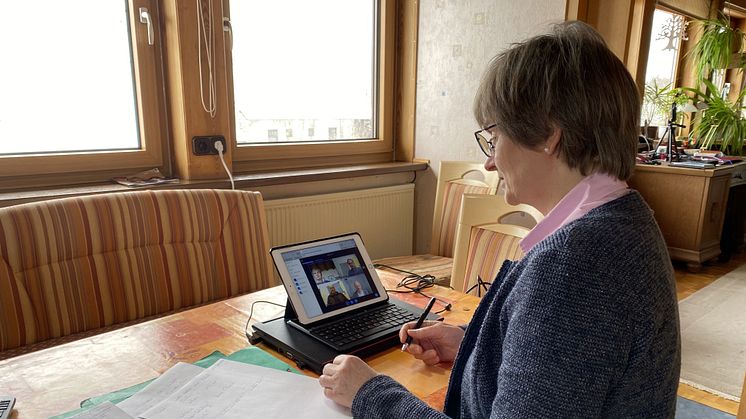 Küchenbank statt Schulbank: Landtagsabgeordnete Claudia Ravensburg (CDU) stattet der Hephata-Förderschule einen „digitalen Unterrichtsbesuch“ ab.