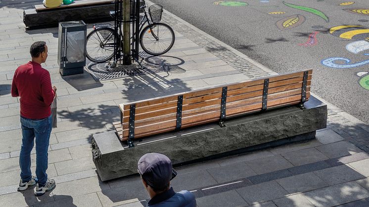 Kajen parksoffa och bänk skapar nya sittplatser på befintliga stenar, hällar och murar. 