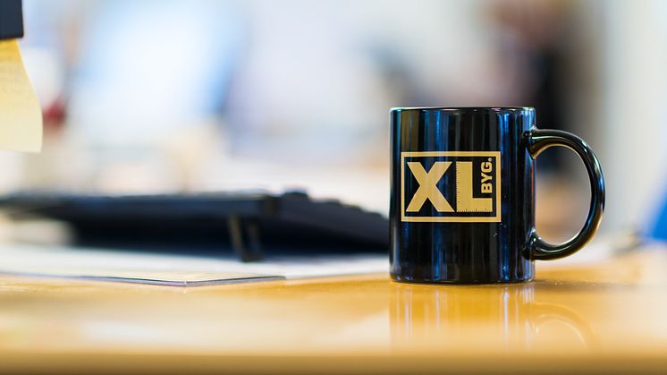 XL-BYG kop på skrivebord