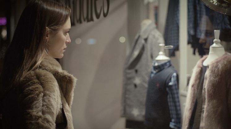 Disa Östrand spelar den shoppingberoende mamman Linda i Jesper Klevenås långfilmsdebut Shop.