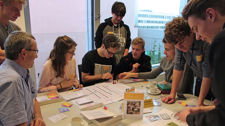 Peter Koppatz (l.), Mitarbeiter im Projekt "SecAware4school", betreute das Team des Paul-Fahlisch-Gymnasiums Lübbenau.