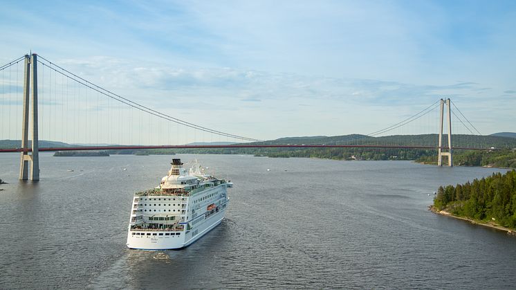 Birka Cruises vid Höga Kustenbron