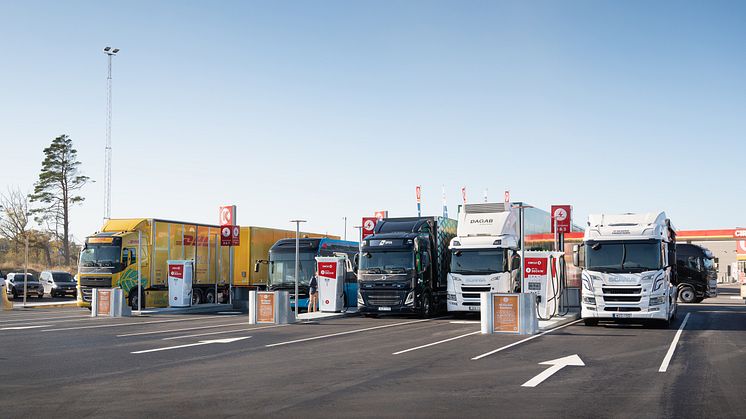 Under öppningsceremonin var det fyra tunga ellastbilar och en elbuss som passade på att ladda batterierna samtidigt på den nya stationen i Göteborgs hamn.