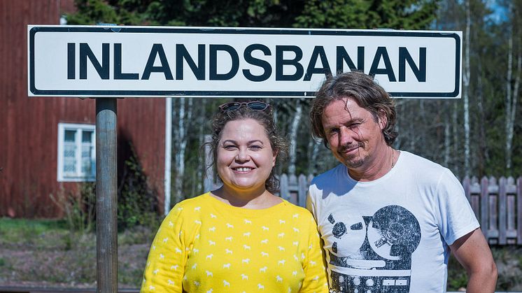 Kocken Susanne Jonsson botaniserar i inlandets kulinariska utbud tillsammans med P4 Västerbottens Gerhard Stenlund.