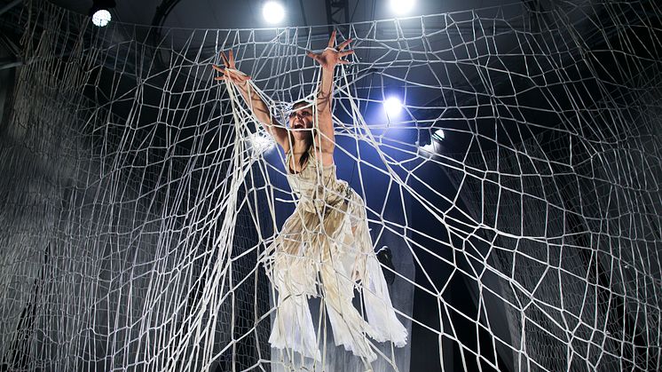 Cirkus Cirkörs Knitting Peace gästspelar i USA och utställningen förlängs på Armémuseum 