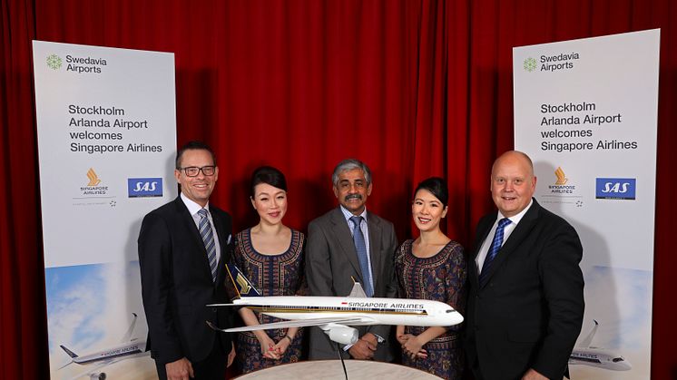 Anders Wahlström, SAS Sales Manager Sweden,  Pei Ee Shermie Teo, air hostess, Subhas Menon, Regional Vice President Europe at Singapore Airlines, Qing Grace Gu, air hostess and Kjell-Åke Westin, Airport Director Stockholm Arlanda 