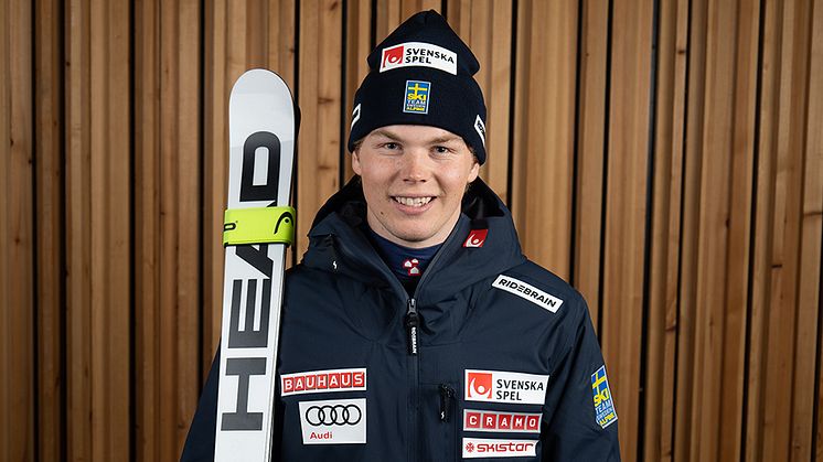 Adam Hofstedt, Karlstads SLK, tar JVM-silver i herrarnas avslutande slalom. Foto: Ski Team Sweden Alpine