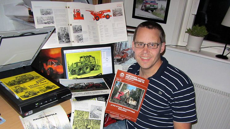 Jimmi Svensson har scannat in intressant dokumentation om äldre skogsmaskiner till e-museet Elmia Classics. I handen håller han en rysk broschyr om en maskin byggd på ett stridsvagnschassi. 
