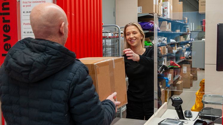 JULEGAVE TIL UTLANDET: Har du planlagt å sende julegaver til utlandet i år, må du huske fristene for å sikre at pakker og post når fram til julaften. Foto: Posten