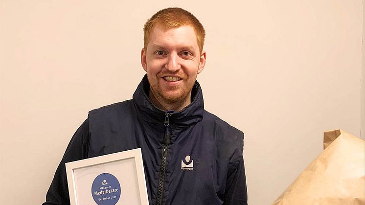 Erik Sandström som är stationschef i Umeå har utsetts till månadens medarbetare i Bilprovningen. På bilden gratuleras han med blommor och diplom.