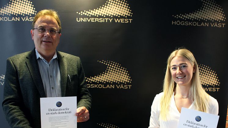 Rektor Martin Hellström och studentkårens ordförande Paulina Samuelsson vid undertecknandet av Deklaration för en stark demokrati (Foto: Andreas Borg)