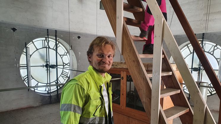 Lars Steinar Hefre har installert prismer i spiret på domkirke som referansepunkt for å overvåke Torvbyen i Fredrikstad.