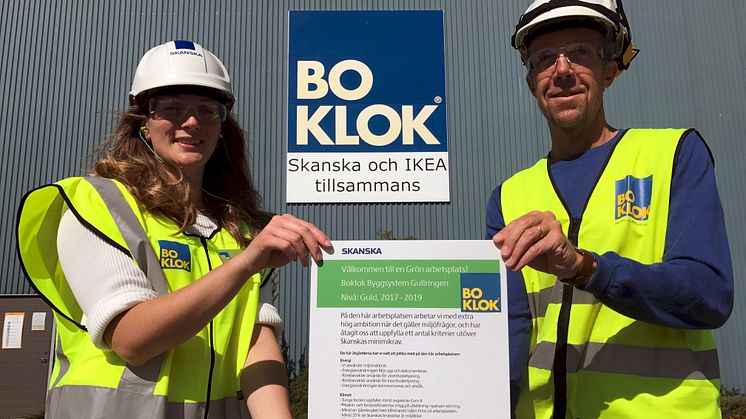 Anna Johansson och Ulf Herrström från BoKlok Gullringen visar stolt upp diplomet för "Grön arbetsplats". 