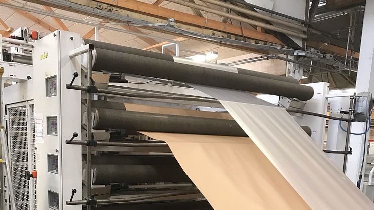 Maskiner der folder papir og plast sammen, der skal anvendes til endeligt produkt