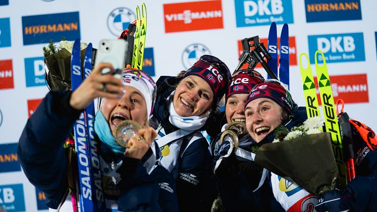 REISER VIDERE: De norske jentene har hatt en pangstart på sesongen i svenske Østersund. Nå sikter de seg inn mot Hochfilzen. Foto: Emil Sørgård / NSSF 