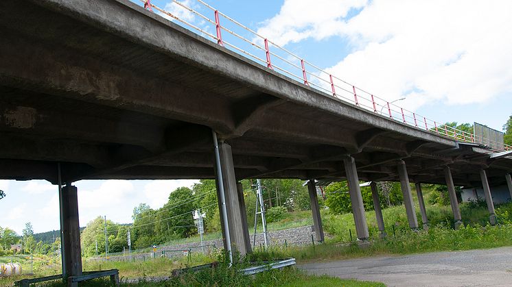 Järnvägsviadukten är byggd 1932 och i så dåligt skick att den måste rivas och ersättas av en ny. 