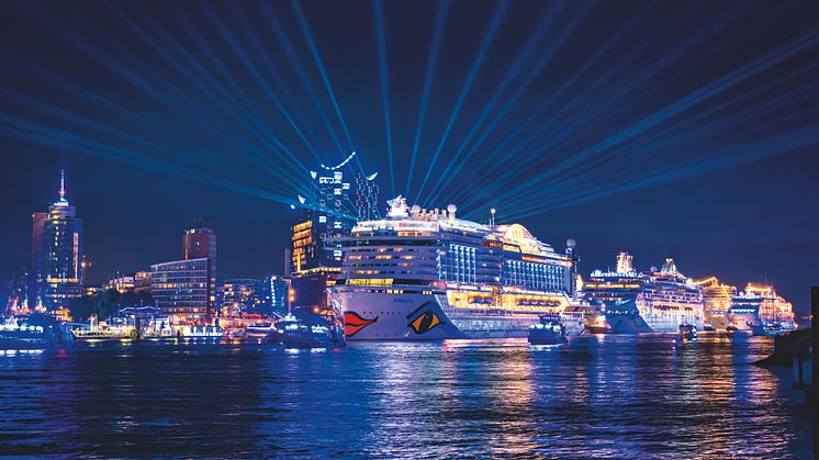 Hamburg: Port by night © Hamburg Marketing GmbH/Jan Schugardt