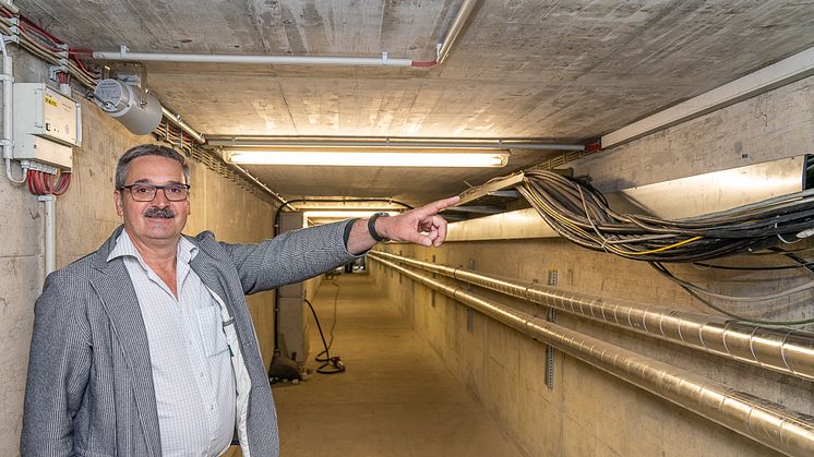 Uwe Daebel zeigt einen Teil der 400m langen Leitungen